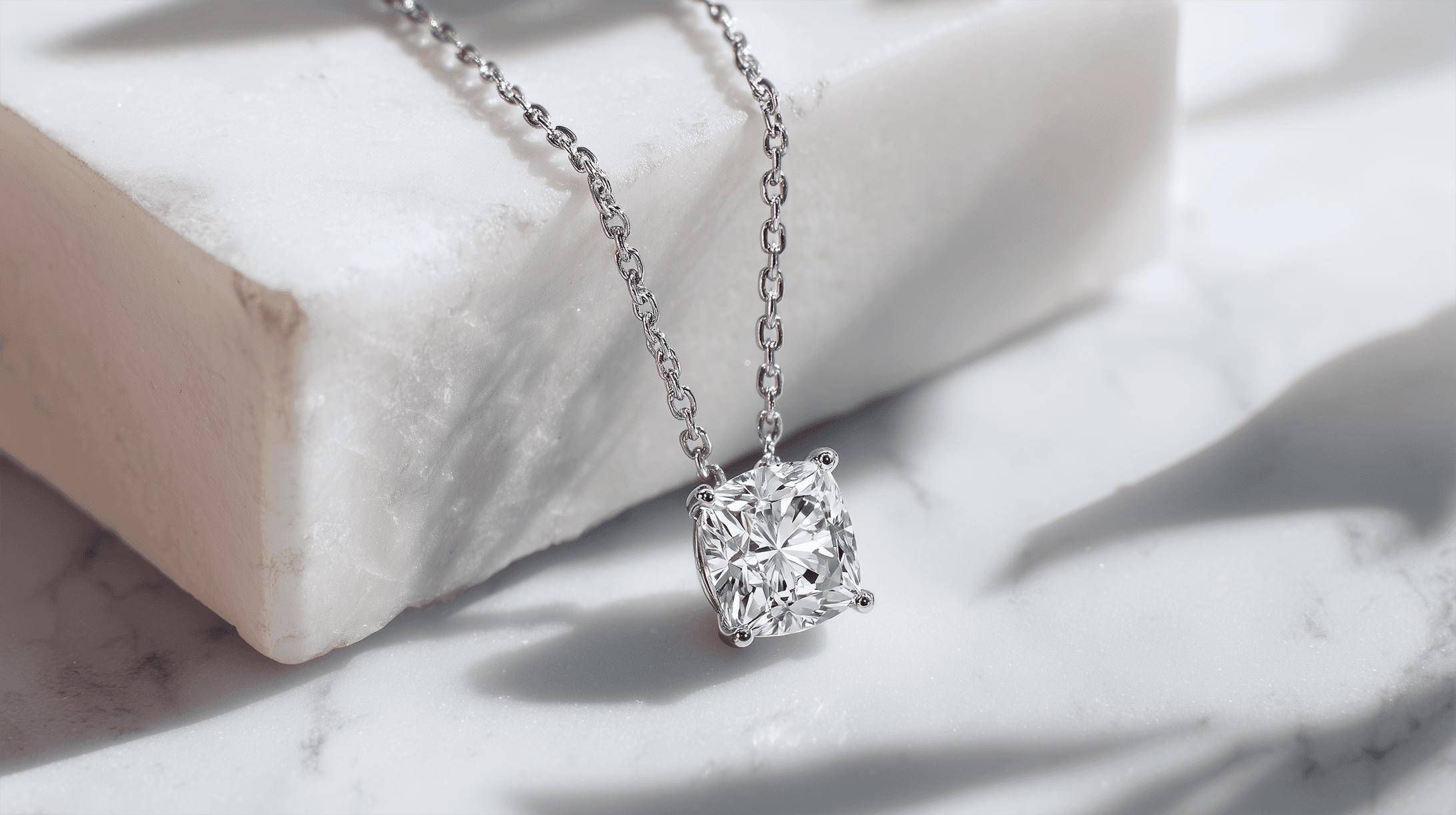 永恒相伴：完美的订婚钻石 - 用一颗独一无二的钻石庆祝你们的订婚。DNA LUMA 将你和伴侣的毛发，提取出DNA融入独特的宝石，象征着你们永恒的纽带...